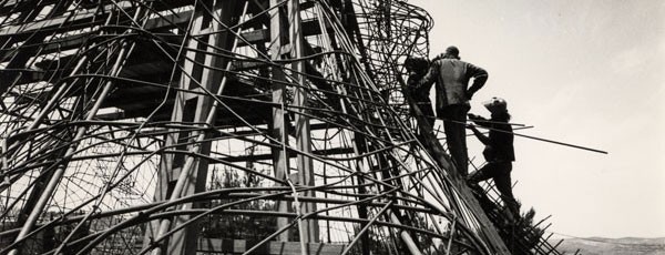 Jean Tinguely et Niki de Saint Phalle à la construction du Golem - Photo Memory