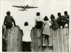 Berlin Ouest : des enfants guettent un Rosinenbomber - Tirage argentique - Photo Memory