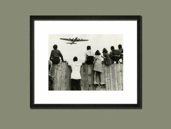 Berlin Ouest : des enfants guettent un Rosinenbomber - Suggestion d'encadrement - Photo Memory