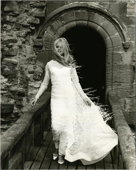 Brigitte Bardot en robe blanche, tournage du film A coeur joie - Photographie de Michael Bourguignon - Photo Memory