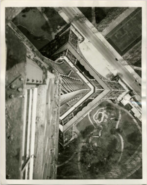 Tour Eiffel : vue plongeante et troublante du 3ème étage - tirage argentique d'époque - Photo Memory