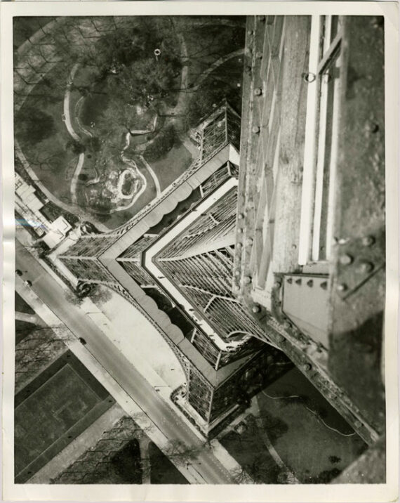 Tour Eiffel : vue plongeante et troublante du 3ème étage - tirage argentique d'époque - Photo Memory