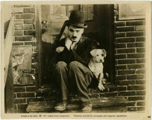 Charlie Chaplin et sa chienne Scraps, dans le film Une vie de chien - Tirage argentique original - Photo Memory