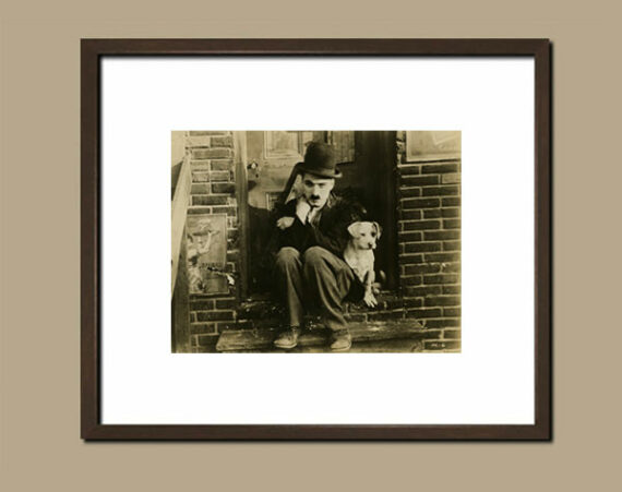 Charlie Chaplin et sa chienne Scraps, dans le film Une vie de chien - Suggestion d'encadrement du tirage - Photo Memory