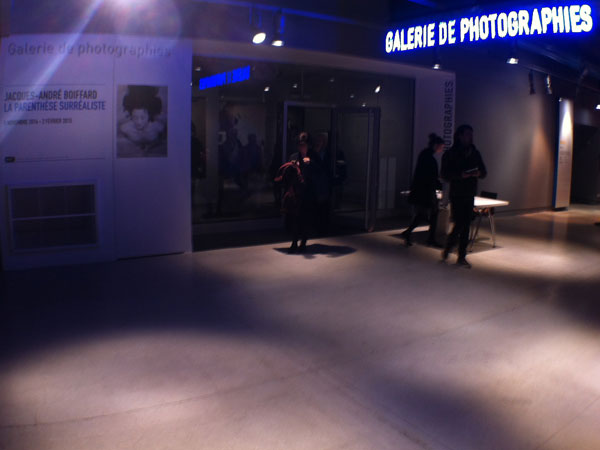 Entrée de la Galerie de photographies, au Forum -1 du Centre Pompidou.