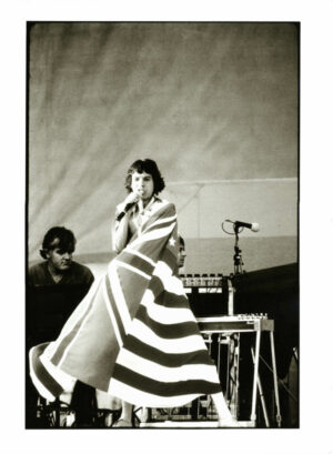 Mick Jagger sous les drapeaux par le photographe Ken Regan - Tirage argentique original - Photo Memory