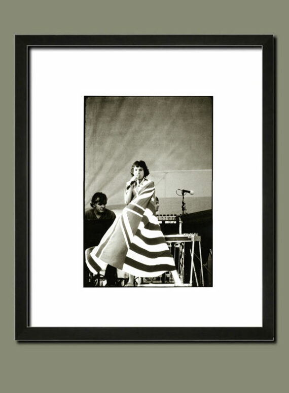 Mick Jagger sous les drapeaux par Ken Regan - Suggestion d'encadrement de la photographie - Photo Memory