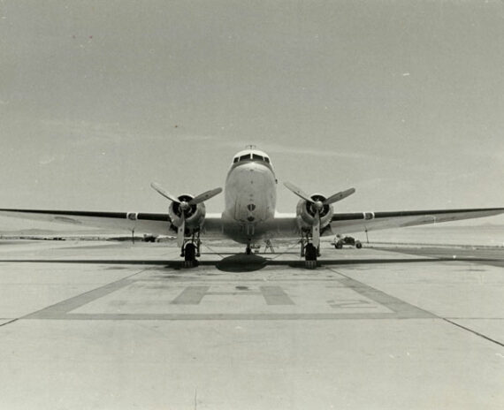DC-3 en attente sur le tarmac - Tirage argentique vintage - Photo Memory