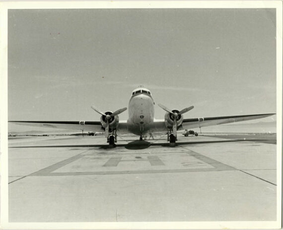 Douglas DC-3 en attente sur le tarmac - Vue générale du tirage, avec sa marge - Photo Memory