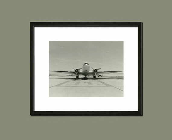 Douglas DC-3 en attente sur le tarmac - Suggestion d'encadrrement - Photo Memory