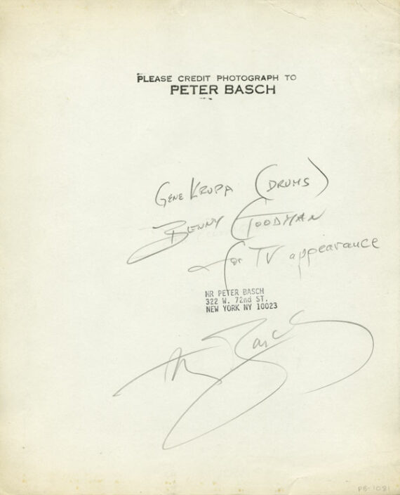 Portrait de Benny Goodman avec Gene Krupa, par Peter Basch - Crédit et signature au dos du tirage.