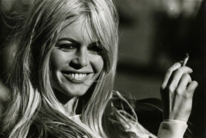 Brigitte Bardot, portrait tout sourire par Michael Montfort - Tirage argentique original vintage proposé par Photo Memory
