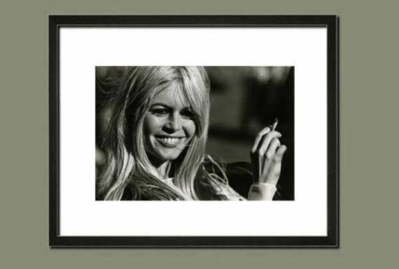 Brigitte Bardot, portrait tout sourire par Michael Montfort - Suggestion d'encadrement du tirage - Photo Memory