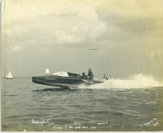 Canot automobile Despujols II à pleine vitesse, par Frank Beken of Cowes - Tirage argentique de 1913