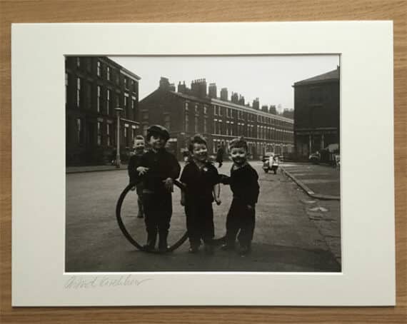 Les quatre petits garçons de Liverpool, par Astrid Kirchherr - Vue de la photographie sous son passe-partout - Photo Memory