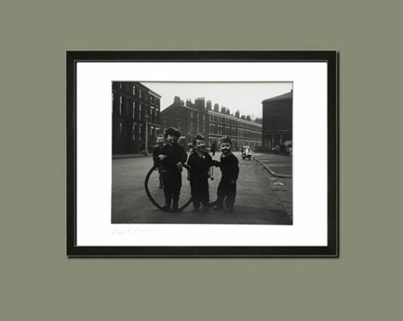 Les quatre petits garçons de Liverpool, par Astrid Kirchherr - Suggestion d'encadrement du tirage noir et blanc - Photo Memory