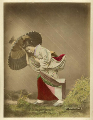 Wind costume : femme japonaise sous la pluie par Kusakabe Kimbei - tirage albuminé rehaussé à la main.