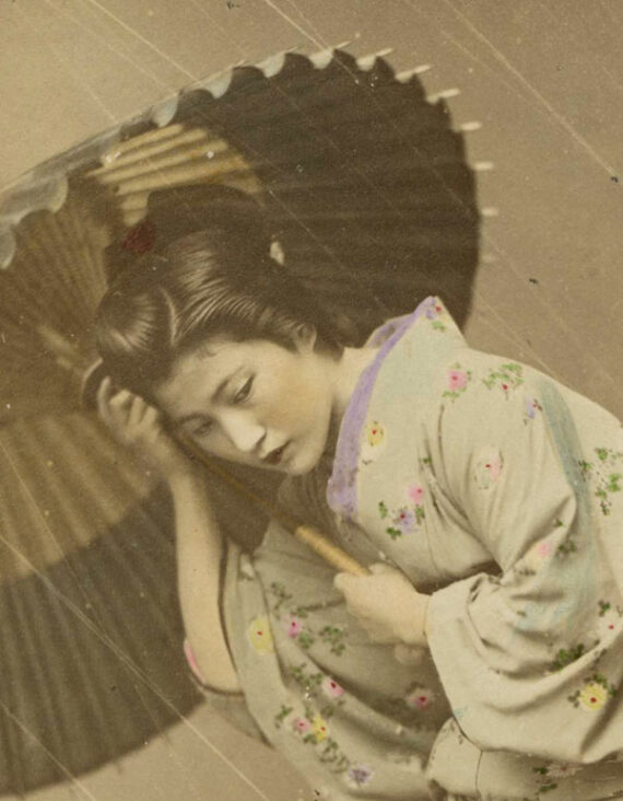 Wind costume : femme japonaise sous la pluie par Kusakabe Kimbei - Détail.