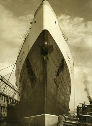 Paquebot RMS Queen Elizabeth, portrait de proue à New York - Tirage argentique vintage