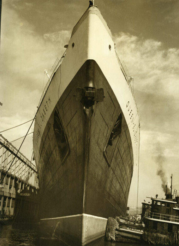 RMS Queen Elizabeth, portrait de proue à New York – Image 4