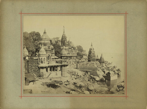 Ghats de Benares, en Inde, par le photographe britannique Samuel Bourne - Le tirage monté sur son carton d'origine.