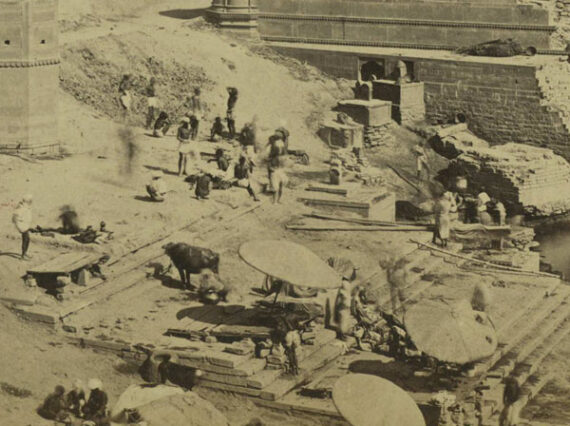 Détail du tirage albuminé Ghats de Benares, en Inde, par le photographe britannique Samuel Bourne.