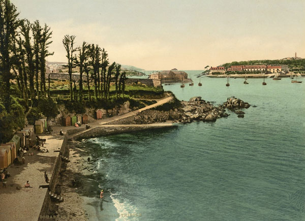 Photochrome 9752. P.Z. - Douarnenez. La plage et l'île Tristan.