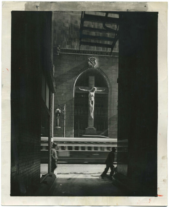 Il était une fois la vie, par Ray Burley - Chicaco, église Saint-Pierre - Tirage argentique vintage