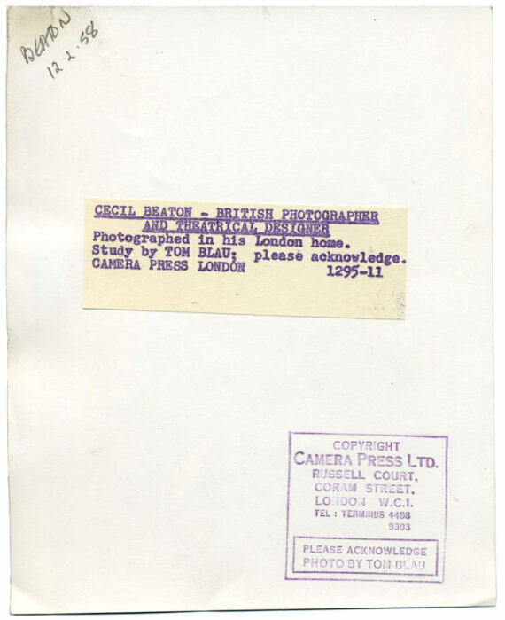 Cecil Beaton chez lui, par Tom Blau - Timbre humide et légende tapuscrite au dos de l'épreuve