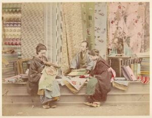 Japon : des clientes choisissent la soie de leur kimono, tirage albuminé rehaussé - Photo Memory