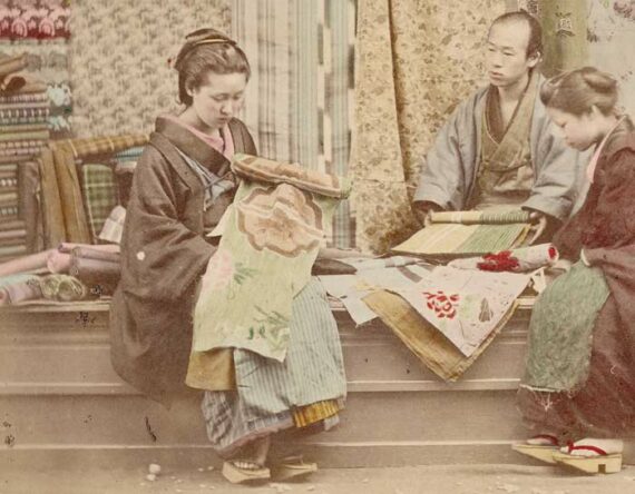 Japon : marchands de soie pour kimono, tirage ancien albuminé rehaussé - Détail