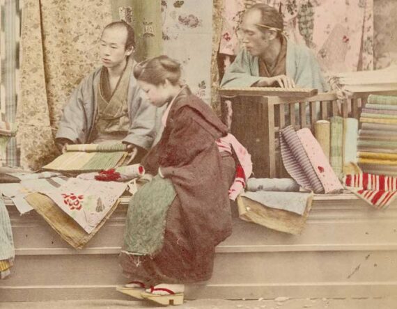 Japon : marchands de soie pour kimono, tirage ancien albuminé rehaussé - Détail