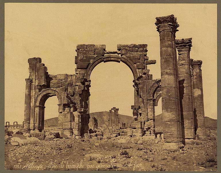 Felix Bonfils - N°1321 - Palmyre - Arc de triomphe, vue générale prise de face - Tirage albuminé, circa 1870-1880 - Source : Library of Congress