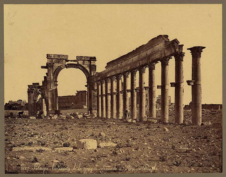 Felix Bonfils - N°1327 - Palmyre - Extrémité de la grande colonnade et arc de triomphe - Tirage albuminé, circa 1870-1880 - Source : Library of Congress