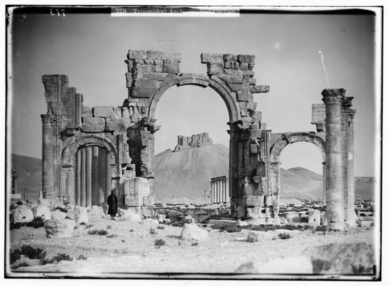 Anonyme - Arc de triomphe avec le fort turque du XIIIe siècle en arrière plan - Négatif, circa 1925 - Source : Library of Congress