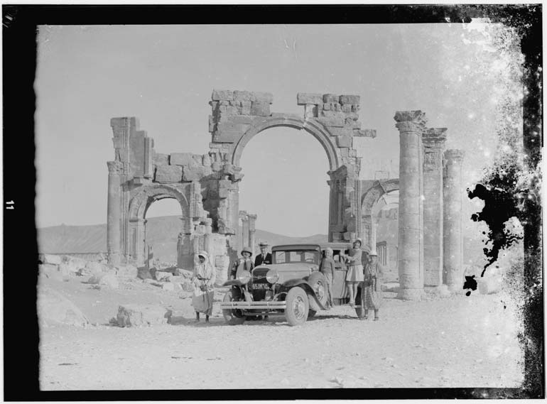 Anonyme - Palmyre - En groupe devant l'arc de triomphe - Négatif, circa 1925 - Source : Library of Congress