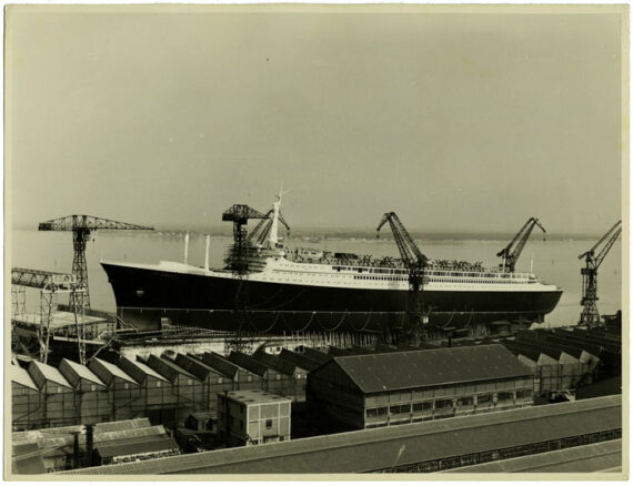 Paquebot France en construction aux Chantiers de l'Atlantique, avril 1960 - Tirage argentique d'époque - Photo Memory