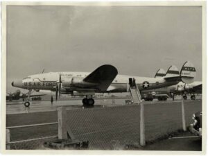 C-121 Constellation de l'US Air Force, Blackbushe Airport, en 1958 - Tirage argentique d'époque - Photo Memory