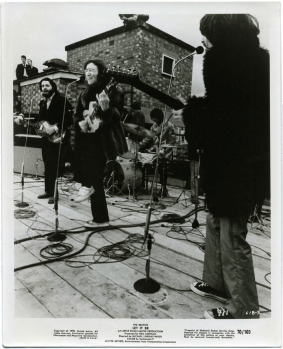 Les Beatles dans le film Let It be : concert légendaire sur le toit du studio Apple, en1969 - Tirage argentique original - Photo Memory