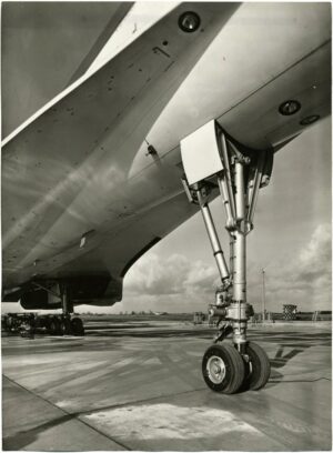 Concorde 001 F-WTSS : jeu de perspectives avec le train avant - Tirage argentique vintage - Photo Memory