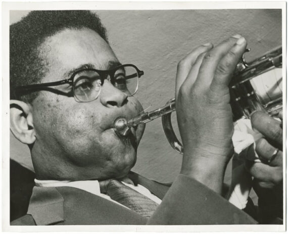 Dizzy Gillespie à la trompette, portrait - Tirage argentique d'époque - Photo Memory