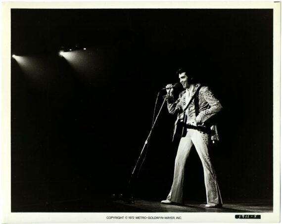 Elvis Presley sur scène - Photographie de Elvis on Tour, 1972 - Tirage argentique - Photo Memory