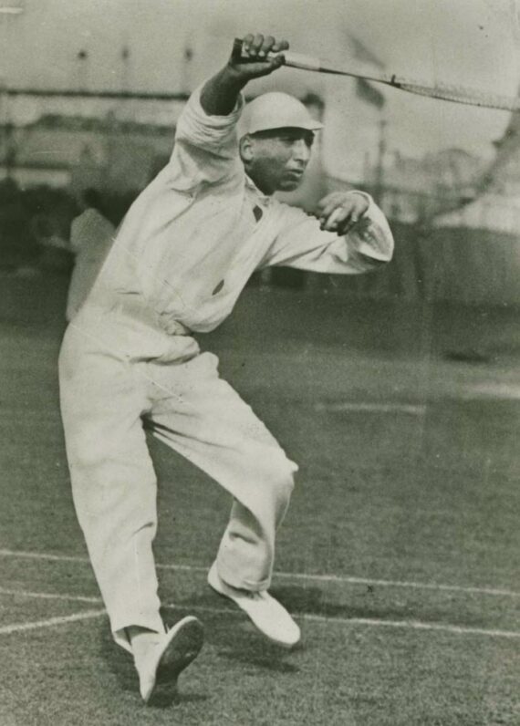 René Lacoste en plein smash, Coupe Davis 1927 - Photo Memory