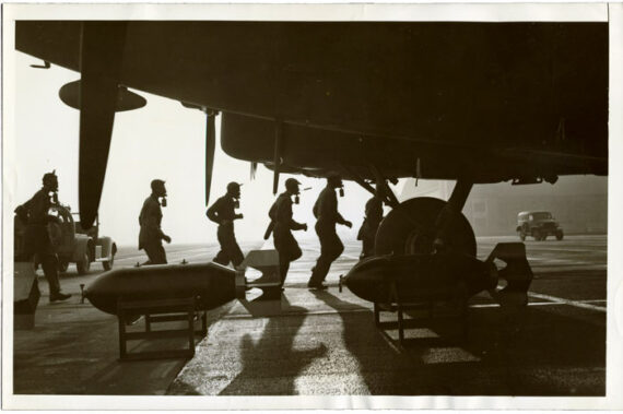 Equipage de bombardier B-17 en contre-jour, 1941 - Photographie d'époque - Photo Memory