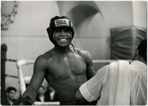 Cassius Clay tout sourire, par Marvin Lichtner, 1963 - Tirage argentique d'époque - Photo Memory