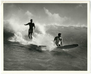 Surf vintage : une vague pour deux, photo primée de Clarence Maki, 1957 - Tirage argentique d'époque - Photo Memory