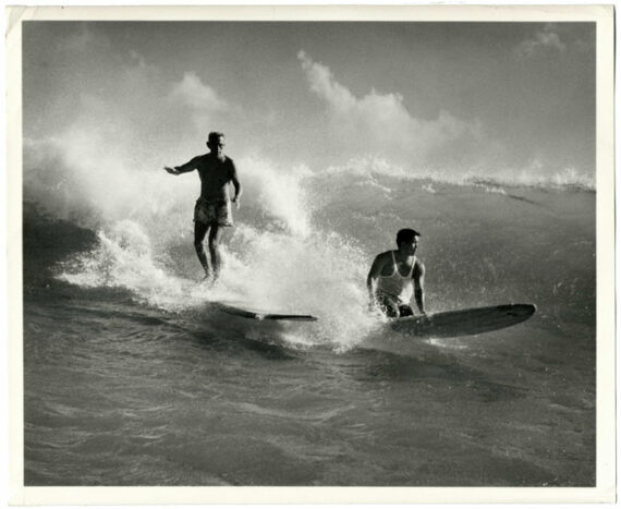 Surf vintage : une vague pour deux, photo primée de Clarence Maki, 1957 - Tirage argentique d'époque - Photo Memory