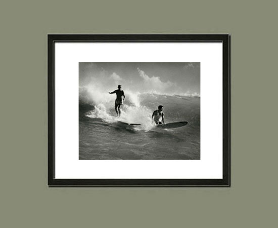 Surf à Waikiki Beach, Hawaï - Photo de surf vintage primée, de Clarence Maki - Suggestion d'encadrement