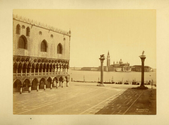 Place Saint-Marc vide de monde, Venise insolite - Tirage albuminé fin XIXe contrecollé sur carton d'origine