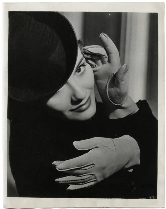 Portrait de femme aux mains gantées - Photo publicitaire du gant Kislav - Tirage argentique vintage 1939 - Photo Memory